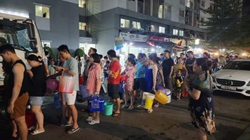 Chung cư Ehomes Phú Hữu: Hàng trăm cư dân xếp hàng lấy nước nửa đêm - 2