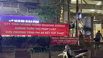 Băng rôn đón Tết đỏ rực của cư dân Seasons Avenue nhưng mà nó......lạ lắm