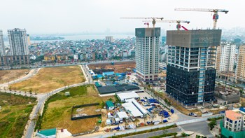 Thấy các nhà phân tích cho rằng, sắp tới Hà Nội nhiều nguồn cung nên giá chắc chắn sẽ giảm.   - 1