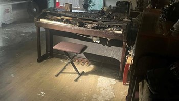 Cắm sạc đàn piano rồi ra ngoài - suýt nữa thì cả tầng chung cư ăn khói: Bài học đắt giá từ chiếc sạc đàn Piano  - 2