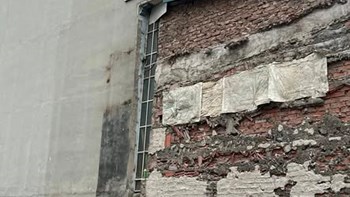 Hàng xóm nghiêng sang nhà mình 9cm đất  - 2