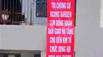Bcons Garden: Băng rôn đỏ rực ở ban công và nỗi lòng cư dân  - 2
