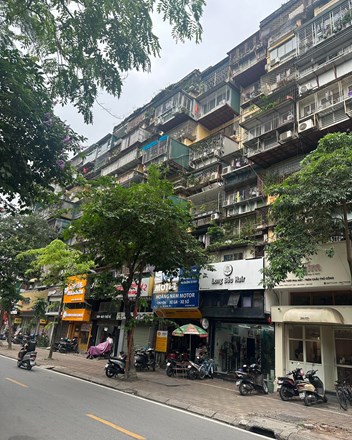 Nhà tập thể cũ Hà Nội đồng loạt giảm giá: Chuyện gì đang xảy ra? - 1