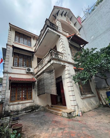 Sau hơn 50 năm sống cả nhà đất lẫn mấy cái chung cư, mình nhận ra điều quý giá nhất của nhà đất không phải là chuyện tăng giá, mà là cảm giác được làm chủ cuộc sống riêng của chính mình một cách toàn vẹn. - 1