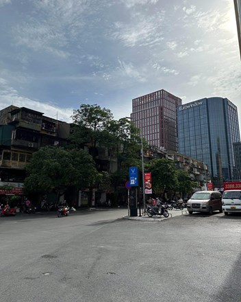 Có lẽ điều khó nhất trong việc cải tạo những khu chung cư cũ, khu tập thể cũ suốt nhiều năm qua không phải là thiếu tiền, cũng không phải thiếu nhà đầu tư… mà là sự đồng thuận. - 1