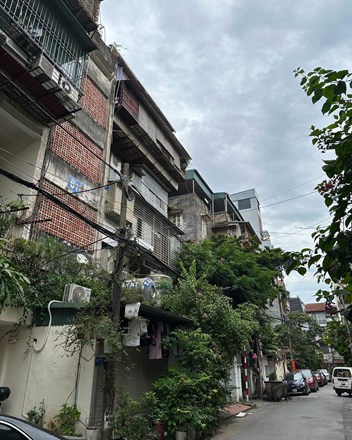Hơn 8 tỷ cho một căn tập thể tầng 1, không mặt đường, chẳng mặt ngõ, sổ đỏ chỉ 40m² nhưng cơi nới sử dụng tới gần 150m²… anh chị thấy sao? - 1