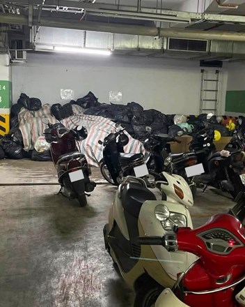 Chuyện lạ chung cư: đóng tiền mua không khí sạch, nhận về bãi rác lộ thiên ngay dưới hầm xe - 1