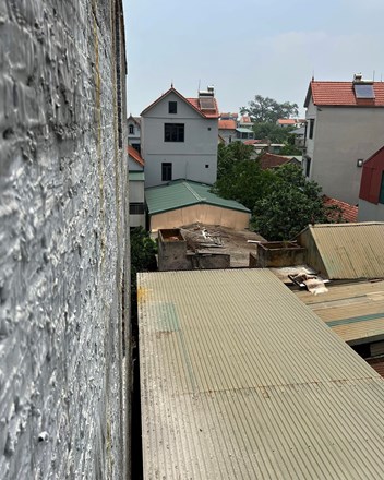 Xây nhà giáp ranh cạnh nhà có mái tôn thôi thì phải cố gắng “đi nhẹ, nói khẽ, cười duyên” nhất có thể với hàng xóm - 1