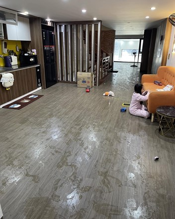 Trời nồm ẩm, sàn nhà trơn như bôi mỡ. Bước một bước là trượt một quãng đời 🥹 - 1