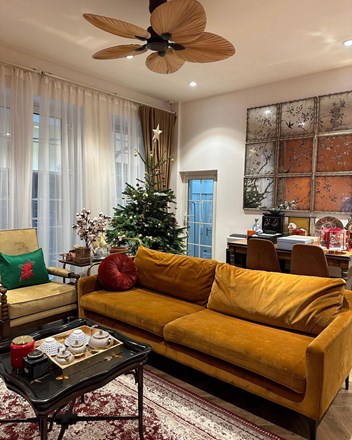 Bà cụ 80 tuổi đi xe đạp chốt nhà trong phút mốt: Hy vọng chị em đều là nữ cường như vậy - 1