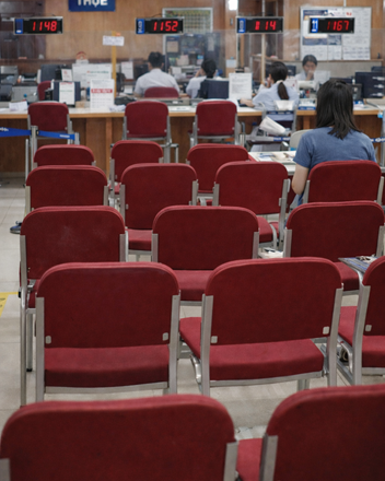 Ra cơ quan thuế nhìn ghế trống mới hiểu thị trường BĐS đang ở đâu  - 1