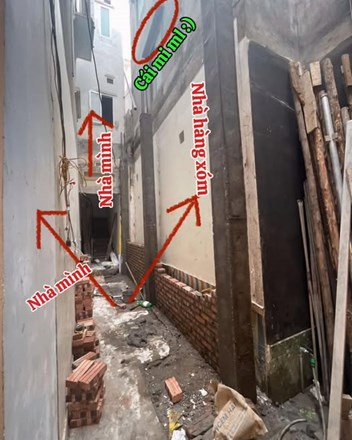 "Trưởng thành" là khi nhìn cái mi cửa sổ nhà hàng xóm lù lù trên đất mình mà vẫn thấy... buồn cười  - 1