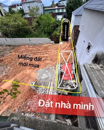 Lối đi chung đã cụt, chỉ đọng nước xả thải rác rưởi, muốn mua lại san lấp nhưng hàng xóm không cho 🥲  - 1