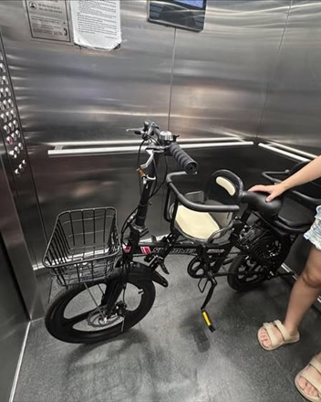 Chuyện cái thang máy giờ cao điểm ở chung cư đúng là cái "đặc sản" thử thách sức bền tâm lý của cư dân mỗi ngày. - 1