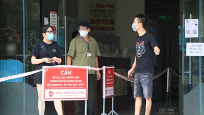 Hà Nội: Dân chung cư bức xúc vì bị “cấm cửa” không cho ra ngoài mua thực phẩm, đồ thiết yếu, mua thuốc chỉ được đi 30 phút, kèm đồ khác bị thu thẻ cư dân