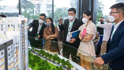 Ông lớn địa ốc miệt mài huy động vốn đi gom quỹ đất