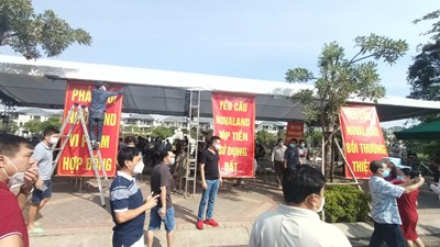 Cư dân Lakeview City căng băng rôn đòi quyền lợi, cho rằng Novaland vi phạm hợp đồng.