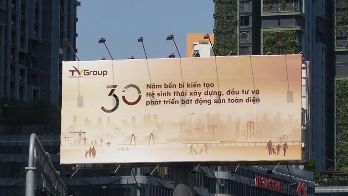 Xa lộ Hà Nội tự nhiên sáng rực LED, billboard của Thuận Việt… anh em đoán kèo comeback này thế nào? - 1