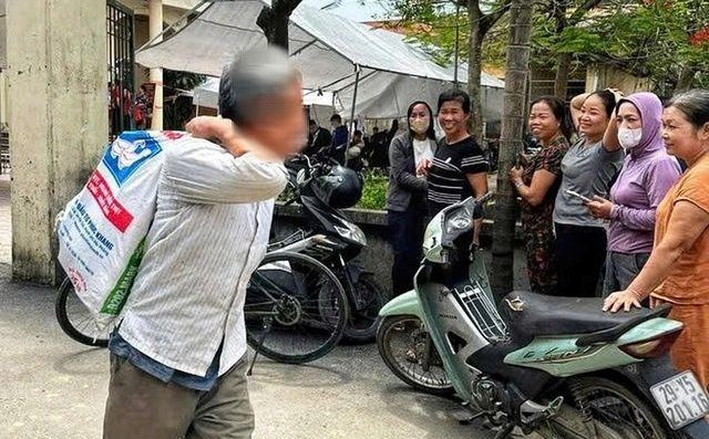 Thời đại 4.0 mà sao dân nhận tiền bền bù cứ phải vác bao tải tiền thế kia nhỉ, sao không chuyển khoản cho nhanh? - 1