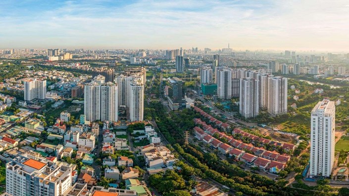 Nói thật, cứ mỗi lần nghe ai đó kháo nhau “nhịn đi, bất động sản sắp sập rồi” là tôi lại thấy một bầu trời thanh xuân ùa về.  - 1