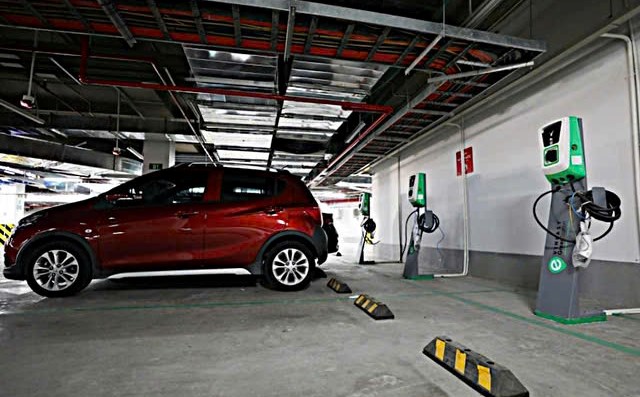 CHUNG CƯ BẮT BUỘC PHẢI CÓ KHU RIÊNG CHO XE ĐIỆN: KHUYẾN KHÍCH NGƯỜI DÂN CHUYỂN ĐỔI THÌ HẠ TẦNG AN TOÀN PHẢI ĐI TRƯỚC  - 1