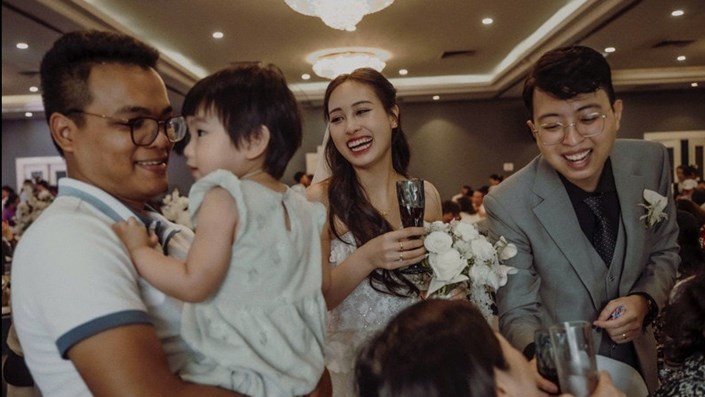Chuyện vui chung cư: Cô gái Ninh Bình làm lễ đón dâu ở chung cư, em bé hàng xóm níu váy không rời 🥰 - 1