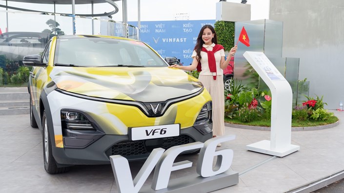 VinFast gây “choáng” tại Trung tâm Triển lãm Việt Nam bằng dàn xe “khủng”: Bộ đôi Lạc Hồng 900 LX tạo ấn tượng mạnh - 1