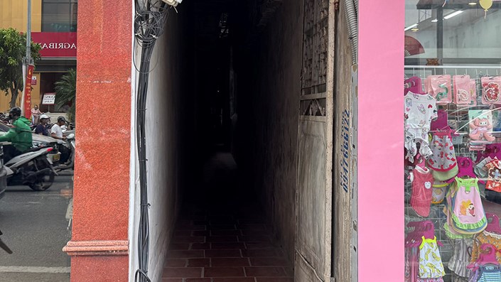 Có giá chỉ hơn 1 tỷ đồng, một con số hiếm thấy đối với nhà đất khu vực Đống Đa, nhưng người mua chỉ biết lắc đầu rời đi sau khi trực tiếp tới xem.  - 1