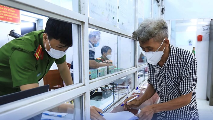 🔥 Làm tạm trú mà còn đòi photo sổ đỏ? Cũng dị lắm à nha - 1