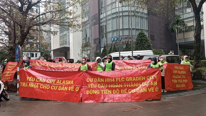 Bộ Xây dựng vào cuộc việc hàng trăm người dân đội mưa đòi nhà tại dự án FLC Đại Mỗ: Tiền thì đóng hết, nhà gần 3 năm không giao - 1