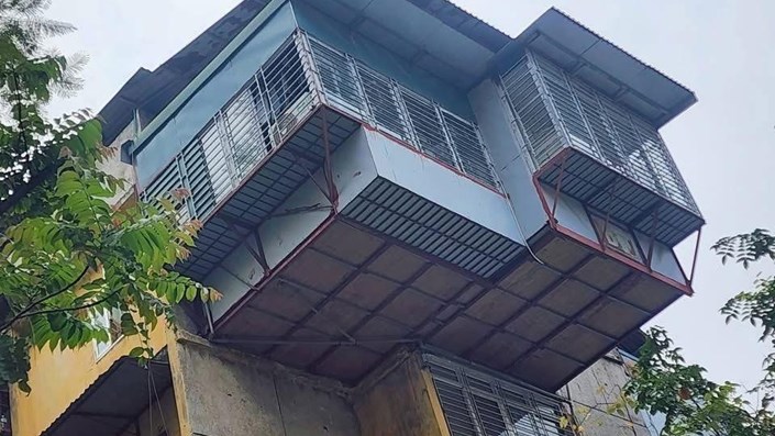Căn nhà "tổ chim" treo lơ lửng tại khu tập thể cũ Hà Nội và bài toán cải tạo 1.600 chung cư cũ ngày càng cấp bách - 1