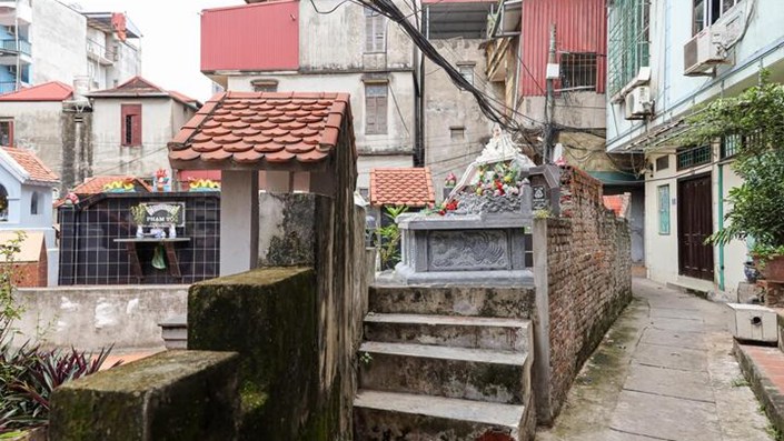 Chuyện đất đai nội đô bấy lâu nay vốn đã là cuộc chiến "trăm người giành một mét", nay lại tiếp tục dấy lên tranh luận nảy lửa với một phân khúc vô cùng đặc biệt: Nhà cho người đã khuất! 🕯️🏙️ - 1