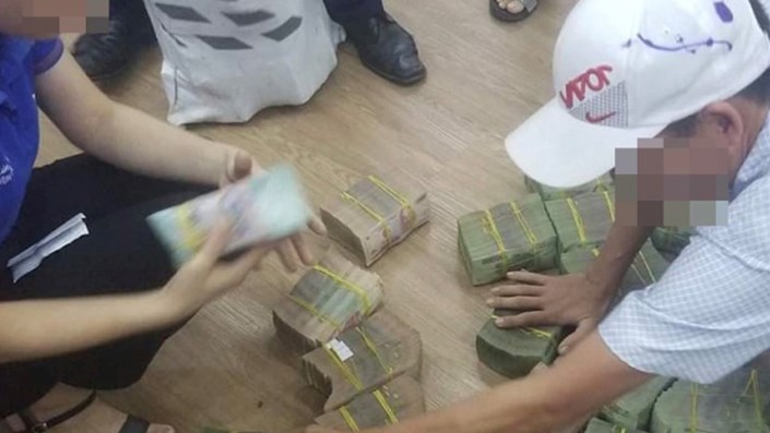 Các đại gia ngày xưa thích cảm giác vác cả bao tải tiền mặt, đếm mỏi tay để đi chốt đất cho "uy tín" thì giờ đây chính thức phải "quay xe" rồi nhé 🚗💨 - 1