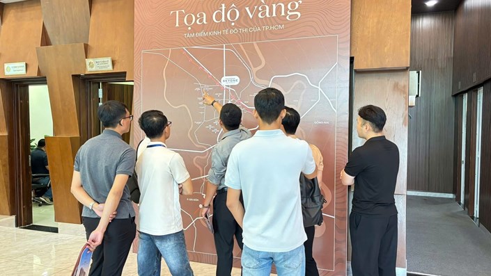 Người ở cân đo từng đồng, nhà đầu tư coi BĐS như vé số cao cấp - 1