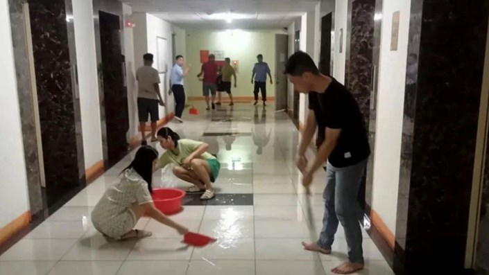 🎯 Vụ bé trai ném dép làm hỏng thang máy ở chung cư Kim Văn - Kim Lũ: Không có chuyện đền 2 tỷ! - 1