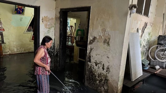 💦 Ngôi nhà “đáng thương” nhất phố Giang Văn Minh: Cứ mưa là thành… bể bơi tự nhiên! - 1