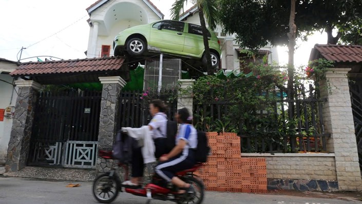 Kỳ lạ chiếc ô tô "vắt vẻo" trên cổng nhà ở Đồng Nai, chủ nhà giải thích mới vỡ lẽ nguyên nhân đầy cảm động - 1