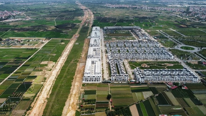 Giá đất chưa từng “cao bằng trời” như bây giờ, và thu nhập người dân thì vẫn nằm dưới mặt đất - 1