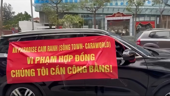 Banner KN Paradise Cam Ranh đỏ rực rỡ ngạo nghễ trên xe của nhà đầu tư tại Hà Nội - 1