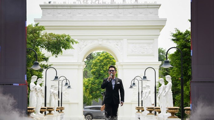 Ca sĩ Bằng Kiều mua liền 3 căn Hausman Premium Residences vì "nhà đông người" - 1