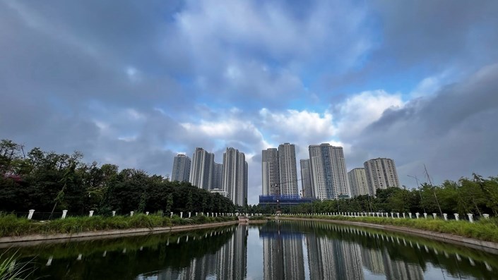 Tôi viết cái này không phải kiểu chuyên gia bất động sản, mà là người đã từng đi qua cả nhà đất, chung cư tái định cư, rồi đứng giữa ngã ba “có tiền thì sống kiểu gì”. - 1