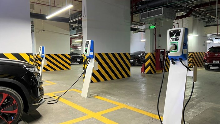CHUNG CƯ BẮT BUỘC PHẢI CÓ KHU RIÊNG CHO XE ĐIỆN: KHUYẾN KHÍCH NGƯỜI DÂN CHUYỂN ĐỔI THÌ HẠ TẦNG AN TOÀN PHẢI ĐI TRƯỚC  - 1