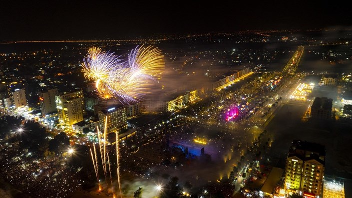 Biển người nô nức tới Lễ hội du lịch Sầm Sơn ngắm pháo hoa, dự khánh thành Quảng trường biển - 1