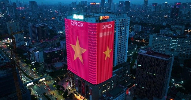 ROX Tower rực rỡ cờ hoa, lan tỏa tinh thần tự hào Việt Nam - 1