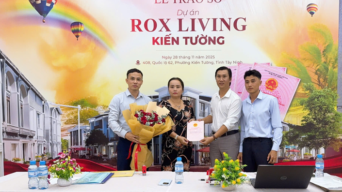 ROX Living Kiến Tường trao sổ hồng cho khách hàng, khẳng định năng lực và trách nhiệm của chủ đầu tư - 1