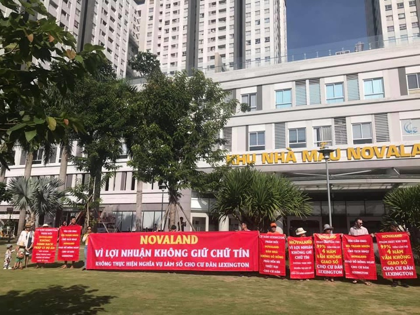 Cư d&acirc;n chung cư Lexington Residence căng băng r&ocirc;n y&ecirc;u cầu chủ đầu tư Novaland b&agrave;n giao sổ hồng. Ảnh: ZingNews