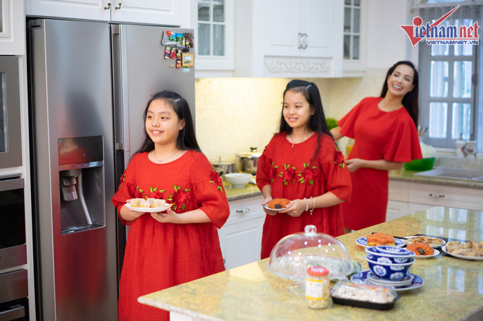 Bữa cơm tất niên giản dị trong biệt thự nửa triệu đô của gia đình Thúy Hạnh