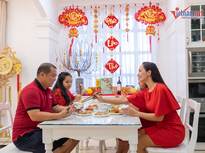 Bữa cơm tất niên giản dị trong biệt thự nửa triệu đô của gia đình Thúy Hạnh