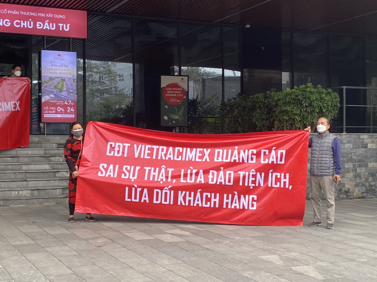 Cư dân chung cư Hinode Minh Khai căng băng rôn đỏ rực đòi sổ hồng, phản đối chủ đầu tư quảng cáo sai sự thật - Ảnh 2