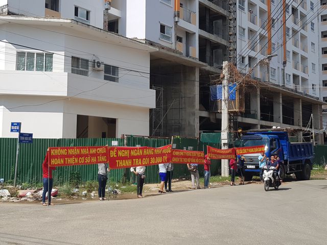 Vụ nhà ở xã hội Hoàng Quân Nha Trang: Cư dân lại bức xúc căng băng rôn đòi nhà - 1